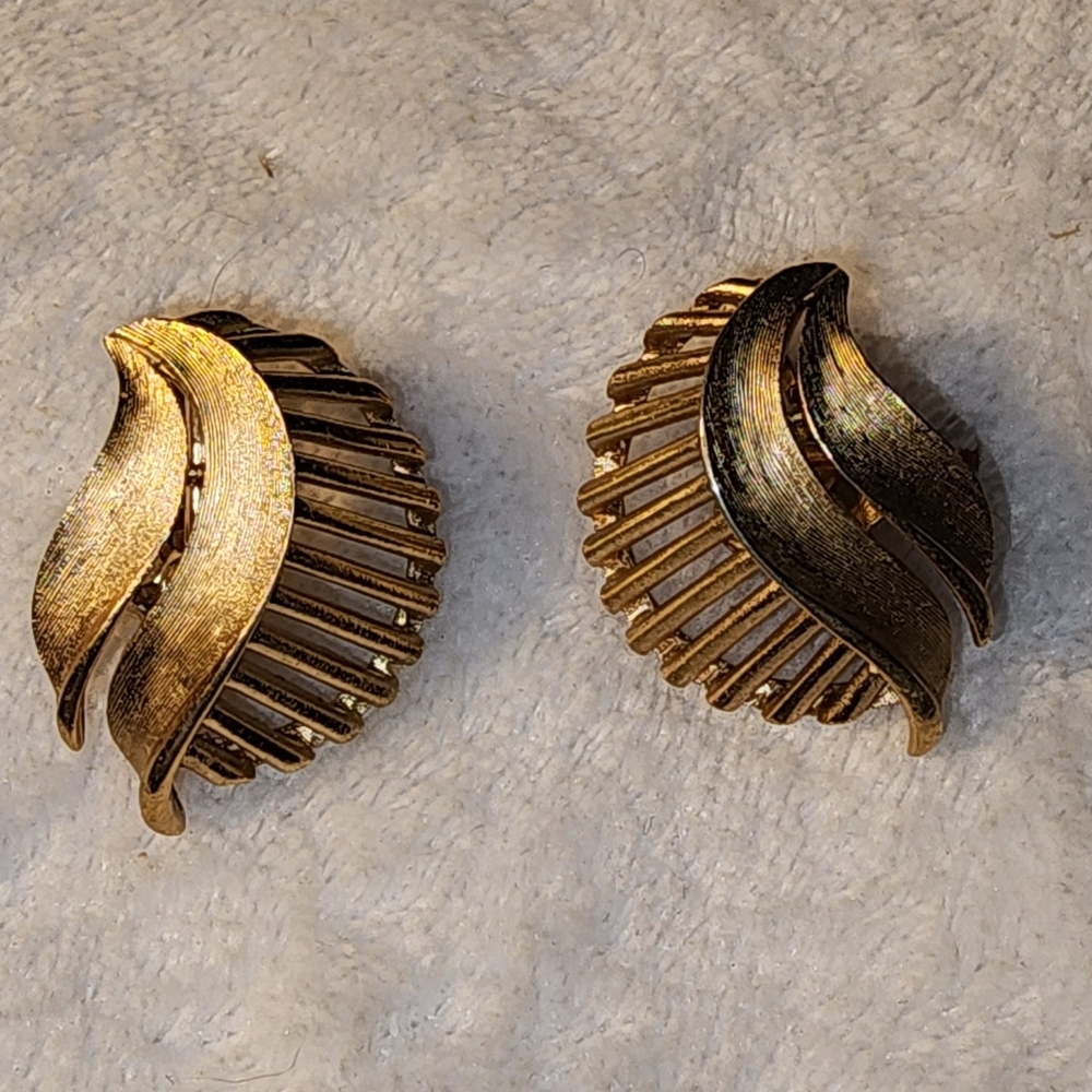 Vintage Trifari Gold-Tone Fan Leaf Clip-On Earrings